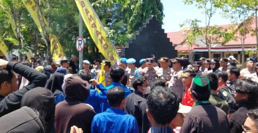 Mahasiswa Sampang Gelar Aksi Damai, Kapolres: Kami Turut Berduka Cita