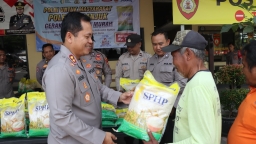 Polres Nganjuk Gelar Gerakan Pangan Murah untuk Warga Sekitar Mako