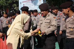 Bunga dan Jeruk Simbol Kepedulian Masyarakat untuk Polres Batu