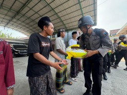 Jalankan Misi Kemanusiaan, 247 Siswa Diktuk Bintara SPN Polda Jatim Tempuh Ekspedisi Darat 15 KM