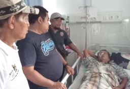 Ikatan Arema NTT Menjenguk Salah Satu Tokoh Penting Organisasi Asal Kota Malang di NTT