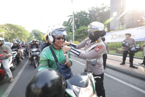 Gatur Lalin Sambil Berbagi Helm dan Cokelat Polwan Polda Jatim Peringati Hari Jadi Polisi Wanita ke 77