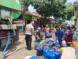 Polsek Lumbang Salurkan 8.000 Liter Air Bersih untuk Warga Jatisari