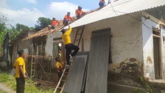 Polsek Ngronggot dan Warga Gotong Royong Bedah Rumah Warga Banjarsari