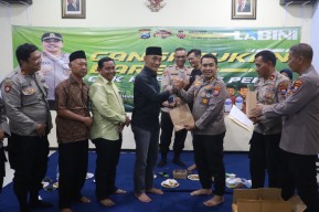 Cangkruakan Kamtibmas Polres Pelabuhan Tanjungperak Beri 200 Kunci Ganda Motor ke Warga