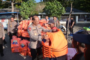 Kapolda Jatim Kunjungi Kelompok Nelayan dan Sadar Wisata di Pantai Pasir Putih Situbondo, Beri Bantuan Alat Keselamatan