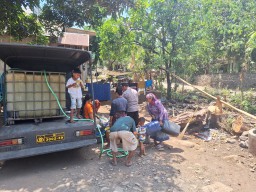 Polsek Winongan Salurkan 2.000 Liter Air Bersih ke Warga Sumberjo