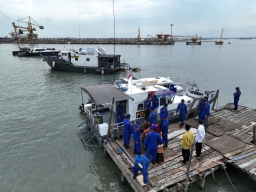 Cepat Dekat dan Bersahabat Ditpolairud Polda Jatim Gelar Perpustakaan dan Klinik Terapung