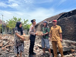 Polres Pasuruan Salurkan Bantuan untuk Korban Musibah Kebakaran di Rembang