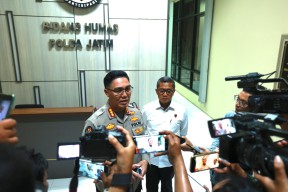 Polda Jatim Kembalikan Buku Sitaan yang Tidak Terkait dengan Tindak Pidana POLDA JATIM - Direktorat Reserse Kriminal