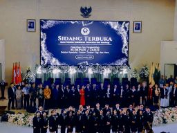 Thumbnail UNSRAT Cetak Tenaga Medis Unggul: Rektor Tekankan Nilai Kemanusiaan dalam Sumpah Dokter dan Ners UNSRAT Cetak Tenaga Medis Unggul: Rektor Tekankan Nilai Kemanusiaan dalam Sumpah Dokter dan Ners