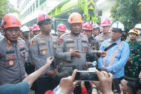 Kapolda Jatim Tinjau Evakuasi Korban Robohnya Bangunan Ponpes Al Khoziny di Sidoarjo