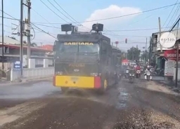 Polres Gresik Terjunkan Water Cannon Respon Keluhan Warga Soal Jalan Berdebu Imbas Proyek Pelebaran