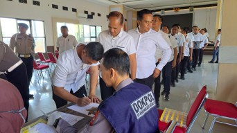 Personel Polres Nganjuk Jalani Tes Urine, Kapolres Pastikan Tidak Ada yang Terindikasi Narkoba