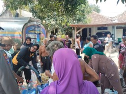 Polsek Sukorejo bagikan Dua Tangki air bersih. Warga kenduruhan antusias pada polri