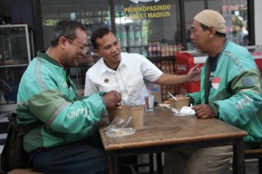 Peduli Gizi dan Kebersamaan, Lapas I Madiun Ajak Masyarakat dan Ojek Online Nikmati Makan Bergizi Gratis