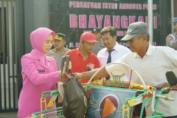 Polres Ponorogo Gelar Baksos, 250 Paket Sembako Dibagikan Untuk Tukang Becak