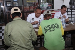 Sinergi Lapas dan Masyarakat, Kakanwil Ditjenpas Jatim Ajak Makan Bareng dan Serahkan Bansos di Sekitar Lapas I Madiun