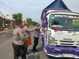 Thumbnail Jumat Berkah, Polsek Jatikalen Bagikan Nasi Bungkus untuk Warga Sekitar Jumat Berkah, Polsek Jatikalen Bagikan Nasi Bungkus untuk Warga Sekitar