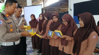 Gencarkan Keselamatan di Jalan, Satlantas Polres Sampang Gelar Sosialisasi Budaya Tertib Berlalulintas di SMAN 1 Sampang
