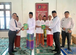 Perkuat Pembinaan Keagamaan bagi Warga Binaan, Rutan Sampang Terima Bantuan Al-Qur'an dari Wakil Bupati Sampang