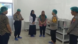 Thumbnail Kapolres Pelabuhan Tanjung Perak Tinjau Kesiapan SPPG, Dukung Program Pemenuhan Gizi Nasional Kapolres Pelabuhan Tanjung Perak Tinjau Kesiapan SPPG, Dukung Program Pemenuhan Gizi Nasional