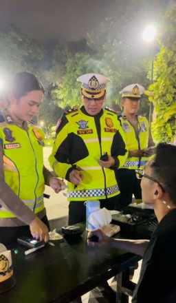 Thumbnail Razia Halloween di Surabaya: Polrestabes Surabaya Temukan Pengemudi Mabuk Usai Pesta Kostum Seram Razia Halloween di Surabaya: Polrestabes Surabaya Temukan Pengemudi Mabuk Usai Pesta Kostum Seram