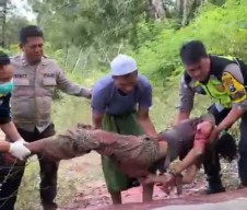 Gegerkan Warga Tambelangan, Pria Tanpa Identitas Terikat dan Penuh Luka Ditemukan di Danau Kangkong