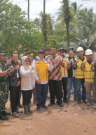 Proyek jalan sukawiris Tanjungan segmen II yg dilaksanakan oleh CV sentosa Banten Raya  