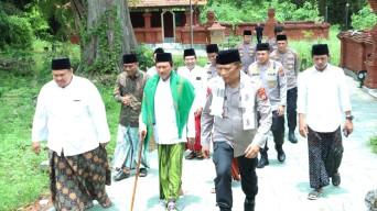 Hangatnya Silaturahmi Kapolda Jatim Bersama Ulama Madura di Ponpes Sembilangan