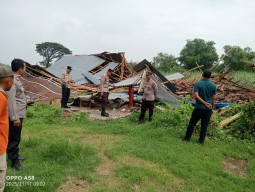 Polsek Kertosono Turun Kelapangan memastikan Tidak ada korban jiwa Dalam Puting beliung Desa Drenges