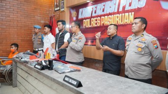 Lempar Bondet dan Ancam Warga dengan Celurit, Pria Pasrepan Diringkus Polisi