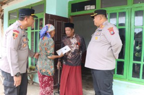 Kapolres Pasuruan Salurkan Bantuan Sosial untuk Warga Terdampak Puting Beliung di Kejayaan