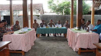 Trabas Kamtibmas Polres Nganjuk Bersama Komunitas Trail, Dilanjutkan Silaturahmi dan Bansos di Balai Desa Gemenggeng