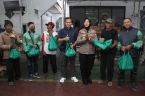 Sinergi Peduli, Lapas I Madiun dan Kapolsek Mangunharjo Gelar Bakti Sosial Peringati Hari Bakti Kemenimipas ke-1