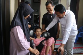 Gadis di Waru Lumpuh sejak Kecil, Bupati Subandi Beri Bantuan Kursi Roda