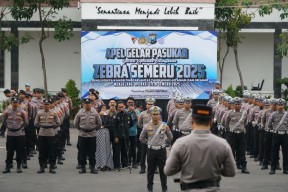 Kapolrestabes Surabaya Kombespol Luthfie Sulistiawan Memimpin Apel Pasukan Operasi Zebra Semeru 2025
