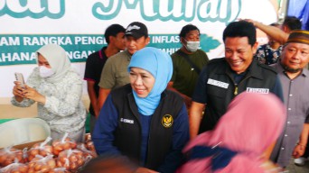 Bupati Sidoarjo Dampingi Gubernur Jatim Gelar Pasar Murah di Krian untuk Perluas Jangkauan Masyarakat Beli Sembako