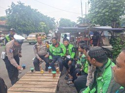 Polres Pelabuhan Tanjung Perak Gandeng Komunitas Ojol, Sosialisasikan Ops Zebra Semeru 2025 di Stasiun Semut