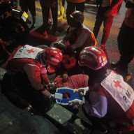 Unit Lantas Polsek Sukomanunggal, Gerak Cepat Tangani Lakalantas Antara Pengendara Motor dan Pejalan Kaki Luka Serius