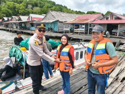 Cuaca Ekstrim, Polsek PMK Perbantukan Jaket Kepada Nelayan Kepulauan Karimata Serta Berikan Himbauan