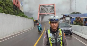 Jembatan Besuk Kobo’an Masih Ditutup Total, Video Kondisi Gelap Tertutup Abu Vulkanik Gunung Semeru Viral