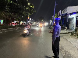 Kanit Lantas Polsek Sukomanunggal Lakukan Pengamanan Jalur Bonek Usai Laga Stadion GBT