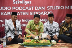Bupati H. Subandi Resmikan Podcast dan Studio Mini Milik PGRI Sidoarjo