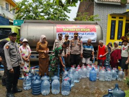 Polsek Beji Salurkan 9 Ribu Liter Air Bersih untuk Warga Terdampak Banjir di Kedungringin