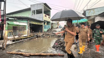 Bupati Subandi Sidak Banjir & Berikan Solusi di Perbatasan Desa Tambak Sawah - Tambak Rejo