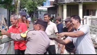 Kerja Bakti di Sungai Ploso, Polsek Nganjuk Kota Ajak Warga Antisipasi Banjir