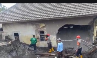 Polda Jatim Bantu Bersihkan Endapan Lahar Dingin Pascaerupsi Gunung Semeru