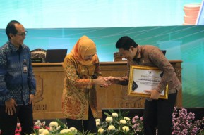 Sidoarjo Terima Piagam Penghargaan TP2DD dengan Realisasi Kartu Kredit Indonesia Tertinggi 2025