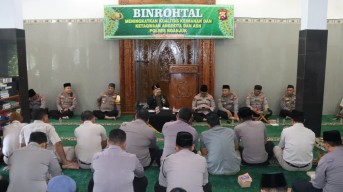 Binrohtal Polres Nganjuk Tekankan Pentingnya Salat Tepat Waktu sebagai Cermin Disiplin Anggota